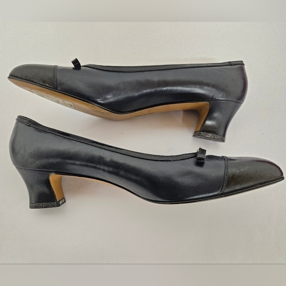Salvatore Ferragamo Vintage Almond and Kitten Heel Pumps in Navy and Black Sz 9 - Picture 14 of 15